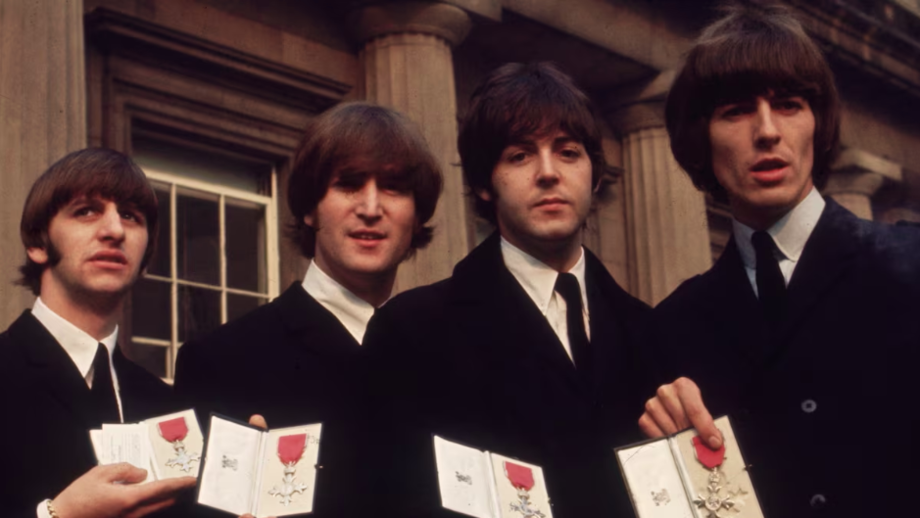 The Beatles aparece no 24º com o álbum Sgt Pepper's Lonely Hearts Club Band.