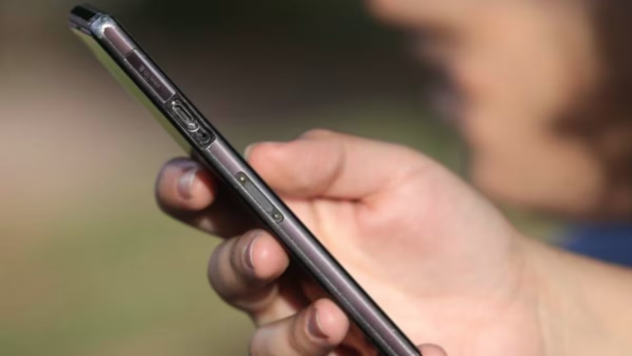 Brasil tem 163,8 milhões de pessoas com aparelho de telefone celular, mostra IBGE.