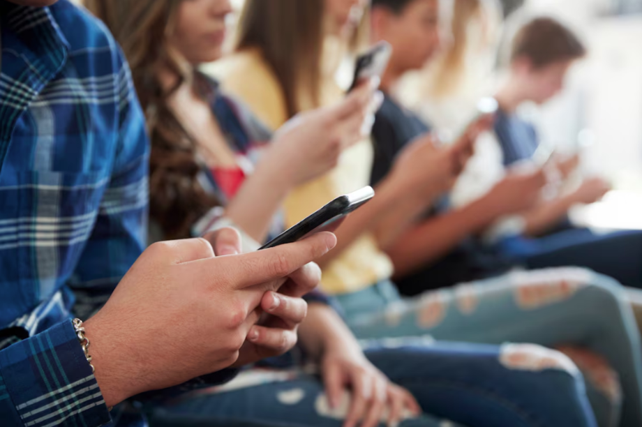 Celular é o maior ponto de acesso à internet no Brasil