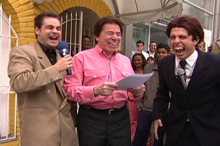 Silvio Santos, ao centro, ao lado dos repórteres Vesgo e Silvio, do 'Pânico na TV', durante entrevista em 2005