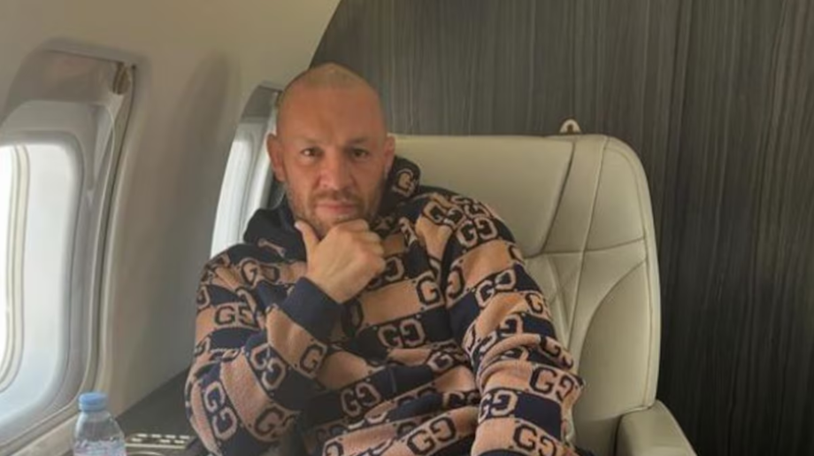 Homem tenta roubar relógio de Cornor McGregor, leva encarada e ganha autógrafo no fim