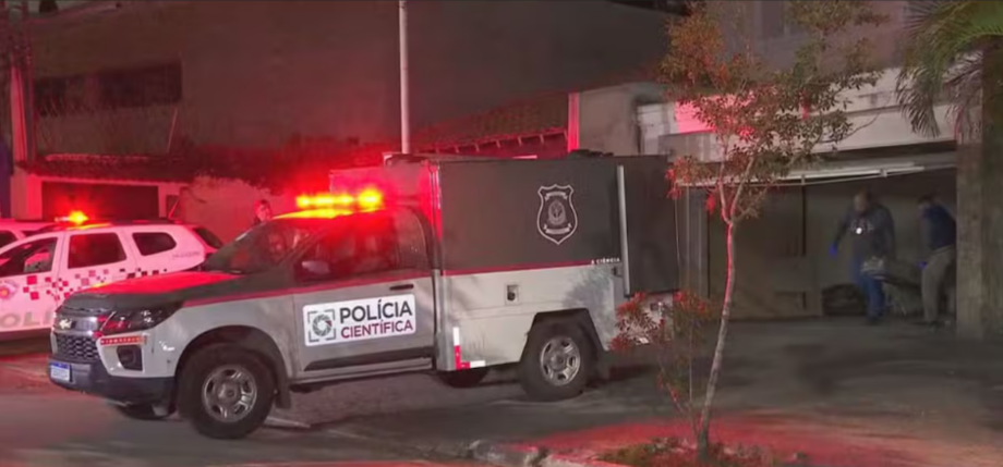 Policiais civis na casa de Felice após o crime. Segundo acusado pelo latrocínio foi preso