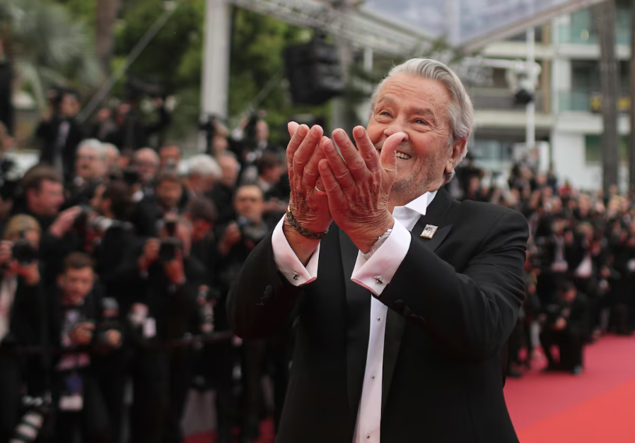 Alain Delon já teve mais de 50 cachorros ao longo da vida.