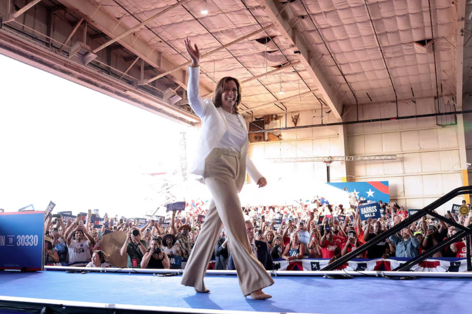 Vice-presidente Kamala Harris no comício em Detroit, Michigan.