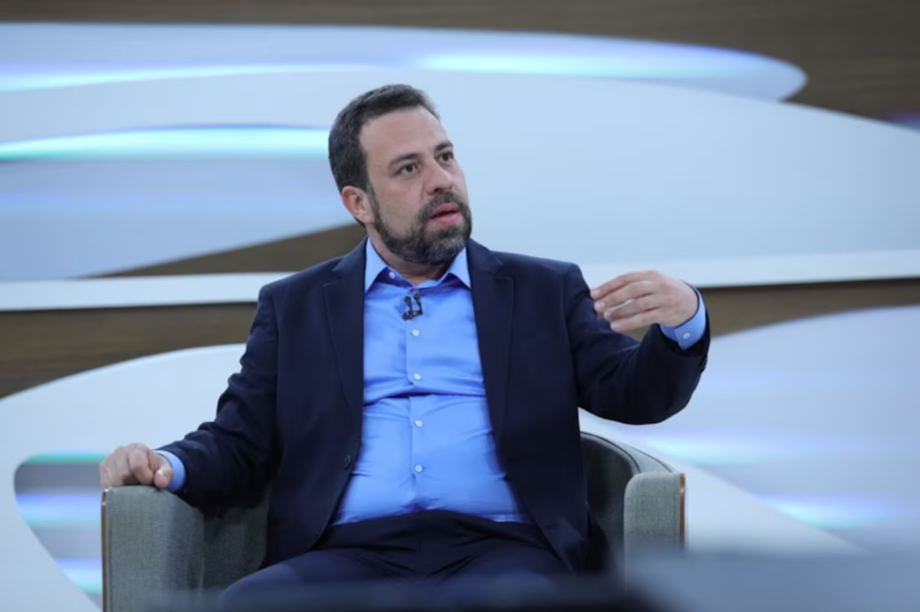 Boulos vai às lagrimas ao falar sobre acusações de que usa drogas