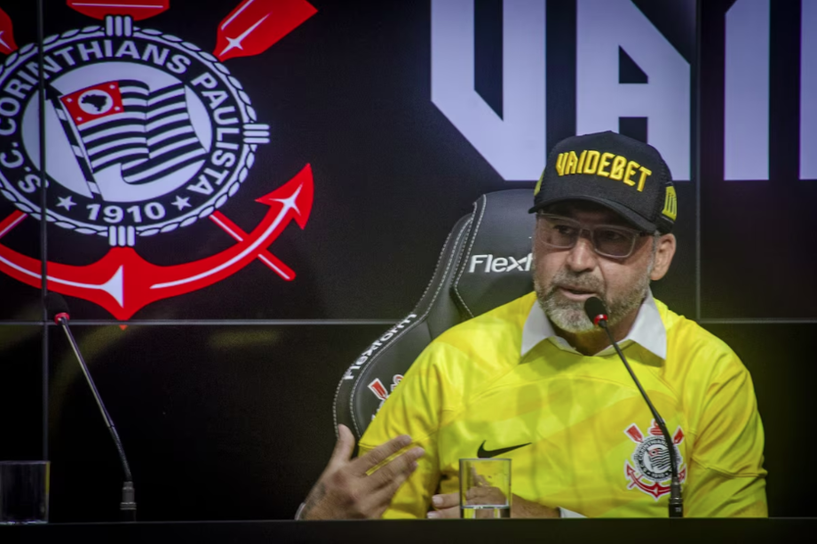 Augusto Melo, presidente do Corinthians, é alvo de pedido de impeachment, originado especialmente pela polêmica com a VaideBet.