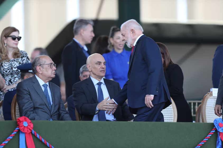 Os ministros do STF Gilmar Mendes e Alexandre de Moraes e o presidente Lula na solenidade do Dia do Soldado no dia 22 de agosto