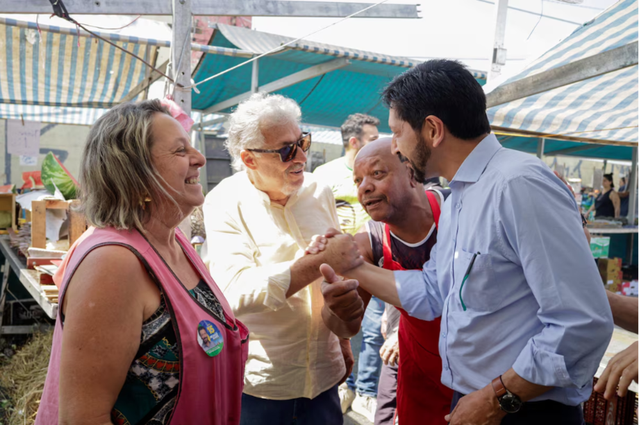 Prefeito e candidato à reeleição Ricardo Nunes durante visita a uma feira livre no bairro periférico Penha de França, na Zona Leste da cidade
