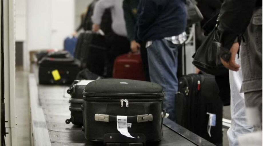 Passageiros esperando por sua bagagem foram informados para irem para casa e aguardar