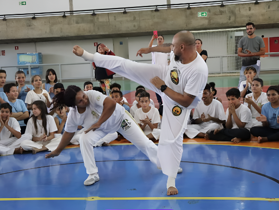 O mestre Amauri da aulas segunda, quarta e sexta