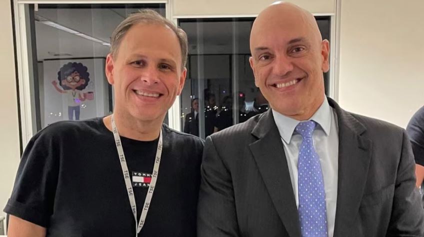 O perito computacional Eduardo Tagliaferro ao lado do ministro Alexandre de Moraes