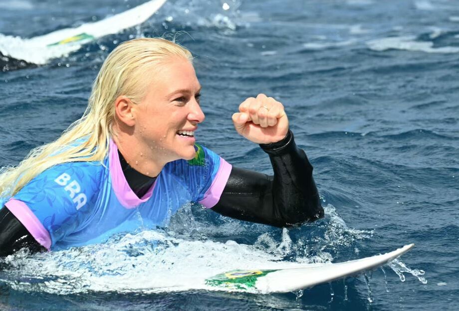 Tatiana Weston-Webb comemora nas oitavas de final do surfe feminino