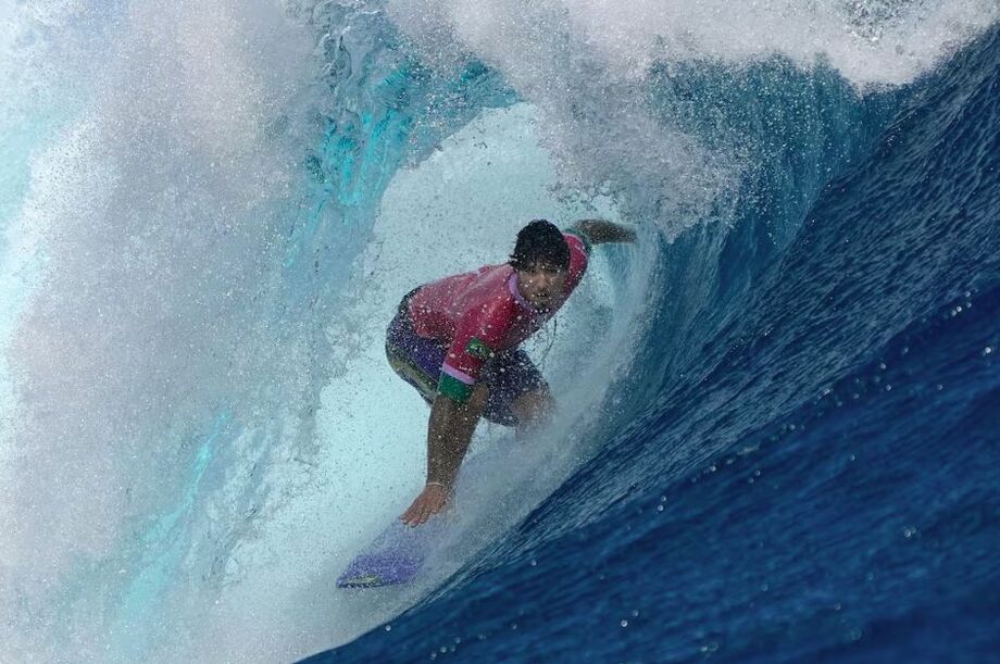 Gabriel Medina confirmou favoritismo e superou o compatriota Chumbinho na briga por uma vaga na semifinal do surfe