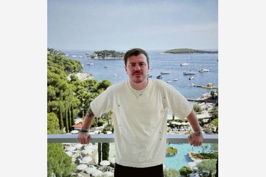 DJ Zerb lançou a música 'feelslikeimfallinginlove' em parceria com a banda Coldplay nesta sexta-feira, 5