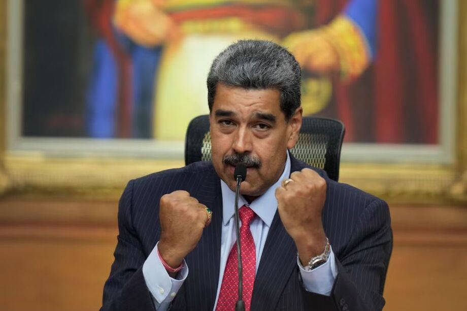O ditador venezuelano Nicolás Maduro gesticula durante conferência no Palácio Miraflores, em Caracas, na Venezuela