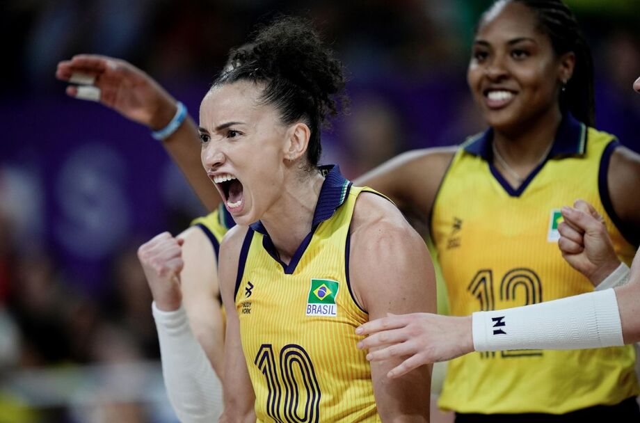 Com Fadinha na torcida, Brasil atropela Polônia e termina como líder do Grupo B no vôlei feminino