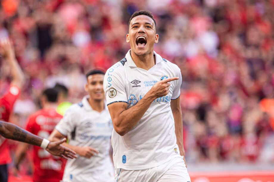 Grêmio joga com reservas, vence Athletico-PR em Curitiba e se afasta da zona de rebaixamento