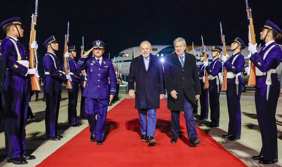 Lula chega a Santiago para ampliar 'relações de cooperação, comércio e investimentos'