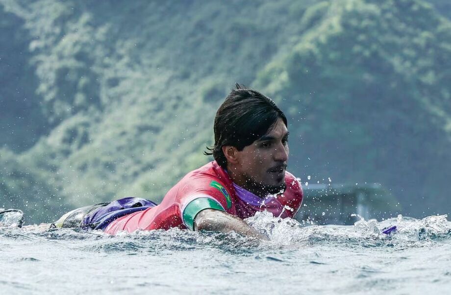 Gabriel Medina no mar do Taiti na Olimpíada de Paris
