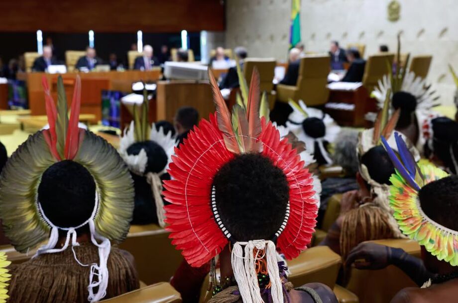 Indígenas durante a sessão plenária do STF realizada no dia 12 de junho de 2024