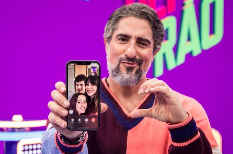 O apresentador Marcos Mion faz homenagem aos filhos na sua estreia como apresentador do 'Caldeirão'