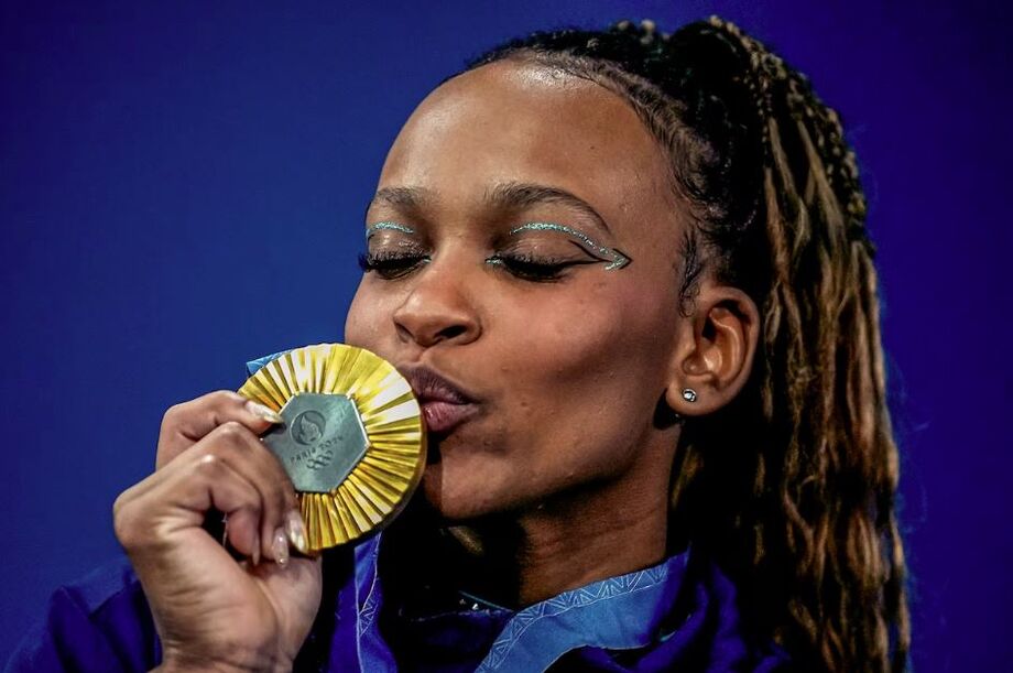 A ginasta Rebeca Andrade comemora a medalha de ouro conquistada na final do solo feminino nesta segunda-feira, 5