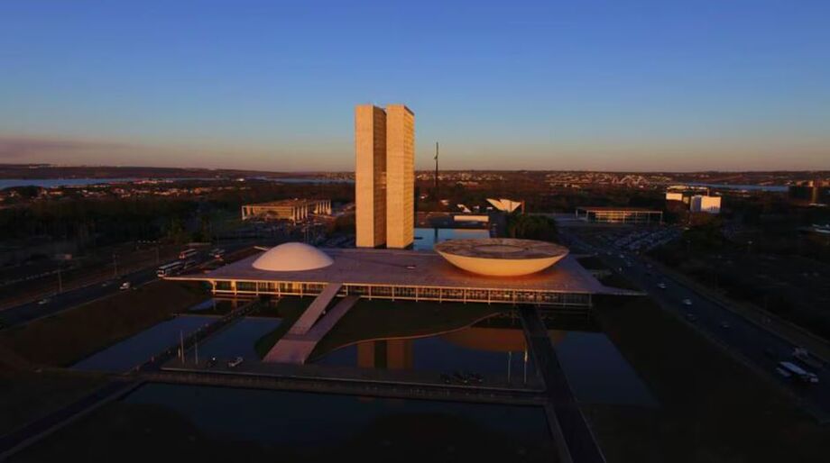 Vista aérea do Congresso Nacional com o Palácio do Planalto ao fundo