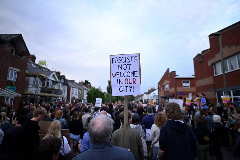 Manifestantes se reúnem para uma manifestação contra protesto anti-imigração convocado por ativistas de extrema direita em Oxford, oeste da Inglaterra