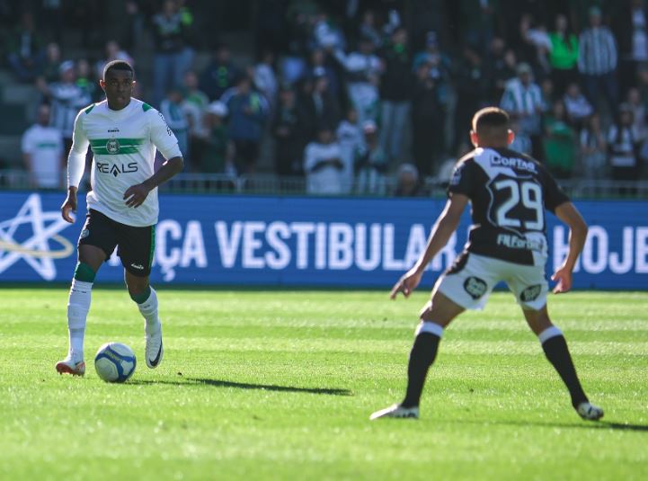 Ponte Preta aproveita expulsão e arranca empate no fim com o Coritiba pela Série B