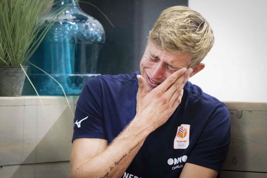 O atleta holandês Steven van de Velde se emociona em entrevista após as Olimpíadas de Partis 2024