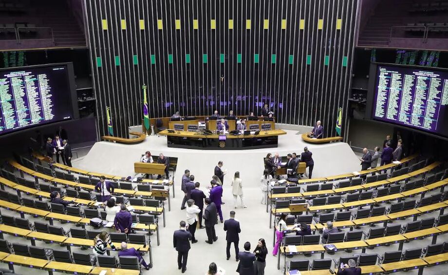 Texto foi aprovado por 303 votos a 142