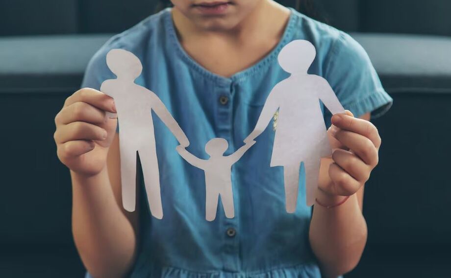 Para divórcios nos quais os casais tenham filhos menores ou incapazes, os acordos de guarda da criança, visitas e pensão ainda precisam passar pela Justiça