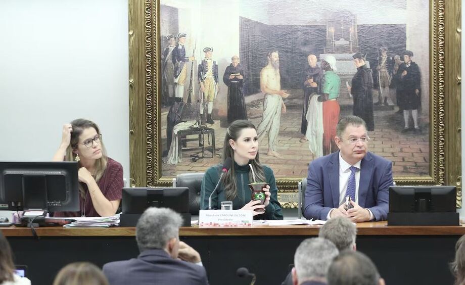 Caroline de Toni, presidente da CCJ, pautou um pacote anti-STF na comissão