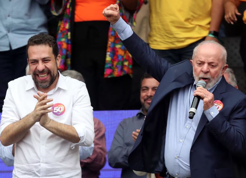 Guilherme Boulos (PSOL) e Lula (PT) em evento no qual o Hino Nacional foi adulterado