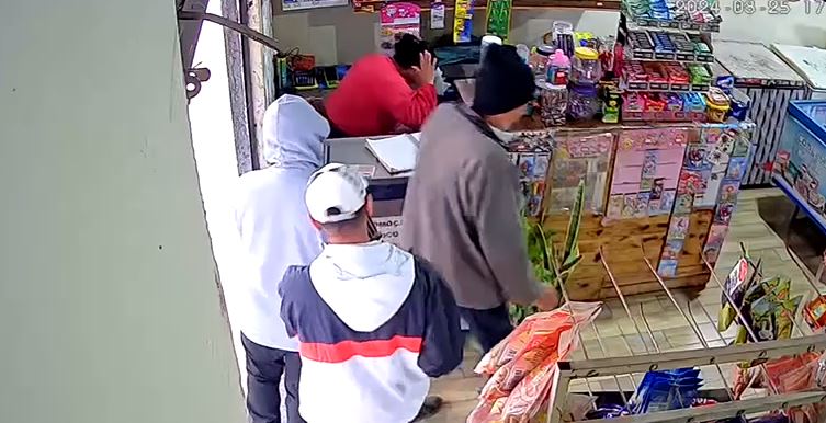 A Operação Sentinela da Polícia Civil prendeu um homem acusado de realizar uma série de roubos em Ladário e Corumbá. As investigações continuam para identificar os demais envolvidos.