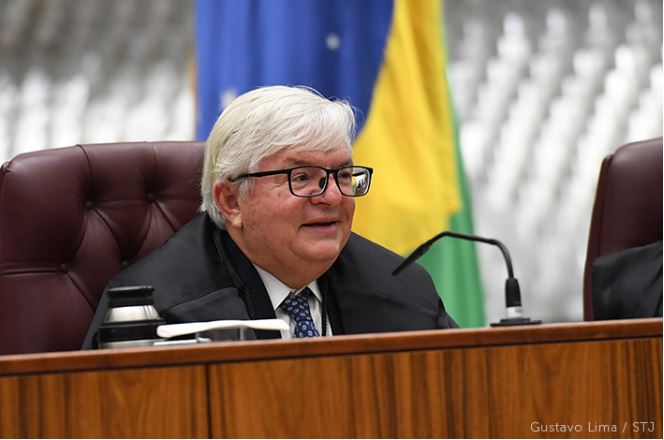 Ao lado de Lula, Herman Benjamin se refere ao presidente em discurso de esquerda