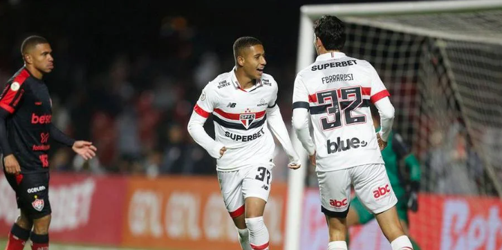 São Paulo homenageia Izquierdo no MorumBis, derrota Vitória com time misto e se fortalece