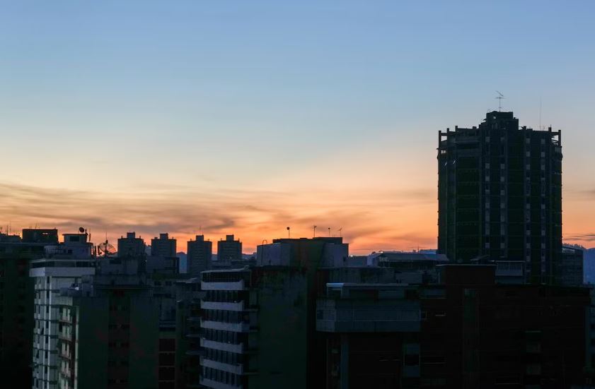Edifícios às escuras durante um apagão em Caracas nesta sexta