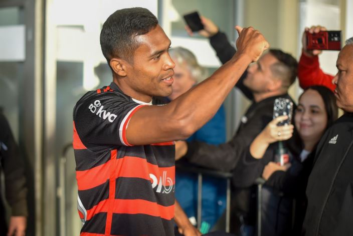 Alex Sandro chega ao Rio para reforçar o Flamengo: 'Ansioso para estrear'
