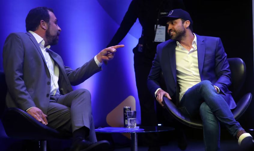 Guilherme Boulos (PSOL, à esq.) e Pablo Marçal (PRTB) durante o debate promovido por Estadão, Terra e Faap no último dia 14