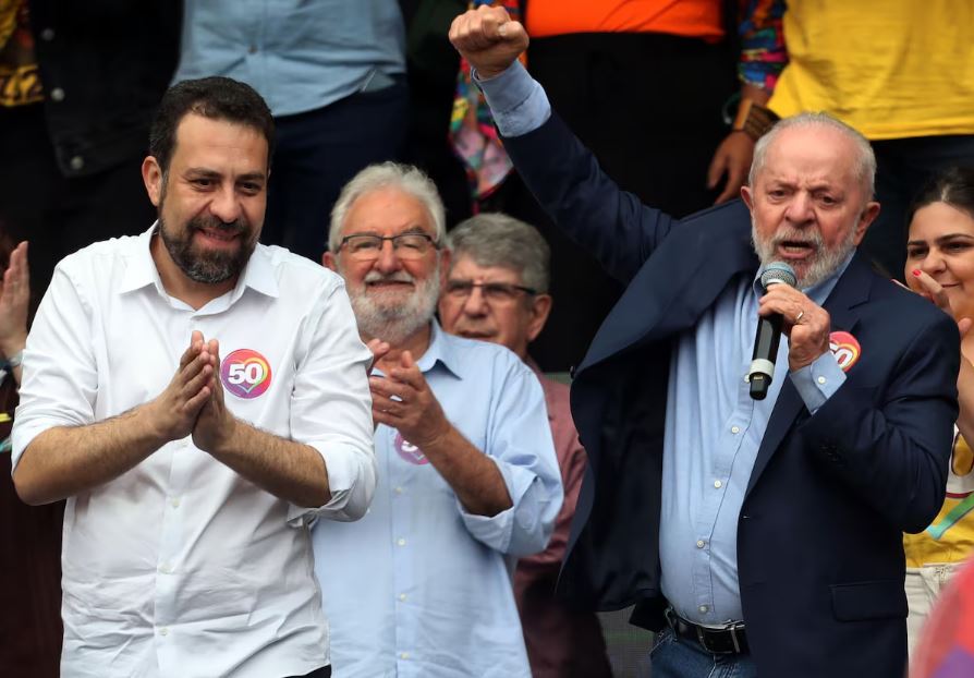 Guilherme Boulos e Lula em comício no último dia 24