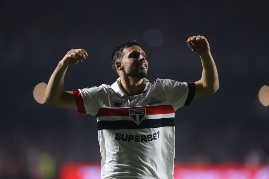 Calleri comemora segundo gol do São Paulo contra o Nacional