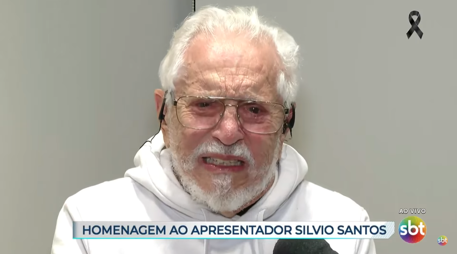 Carlos Alberto de Nóbrega chora ao lamentar morte de Silvio Santos