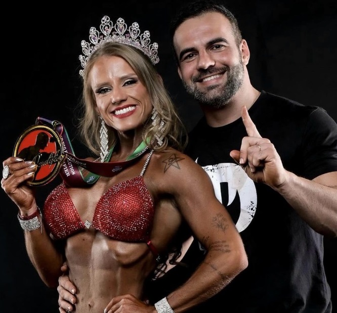 Daniela Schulz, fisiculturista e influenciadora digital, e seu marido, Hiales Fodra, policial rodoviário federal lotado e residente em Naviraí, MS, estavam entre as vítimas do acidente aéreo em Vinhedo, SP.