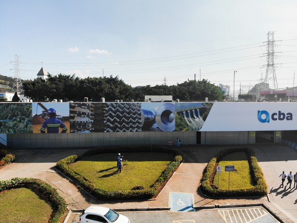 A empresa continua a enfrentar desafios devido à desvalorização do real, mas está focada em projetos de sustentabilidade e na melhora das condições de mercado para alcançar uma maior rentabilidade no futuro.