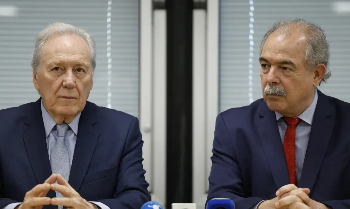 O ministro da Justiça e Segurança Pública, Ricardo Lewandowski, e o presidente do Banco Nacional de Desenvolvimento Econômico e Social (BNDES)