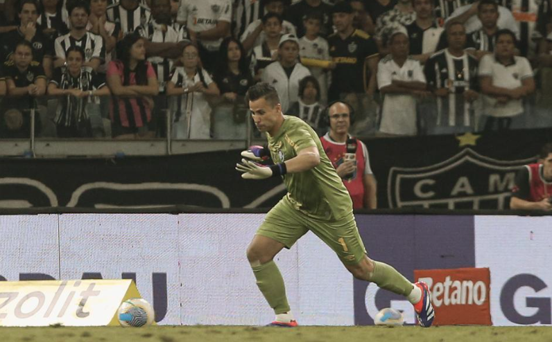Ex-cruzeirense Fábio foi hostilizado por torcedores do Atlético no Mineirão