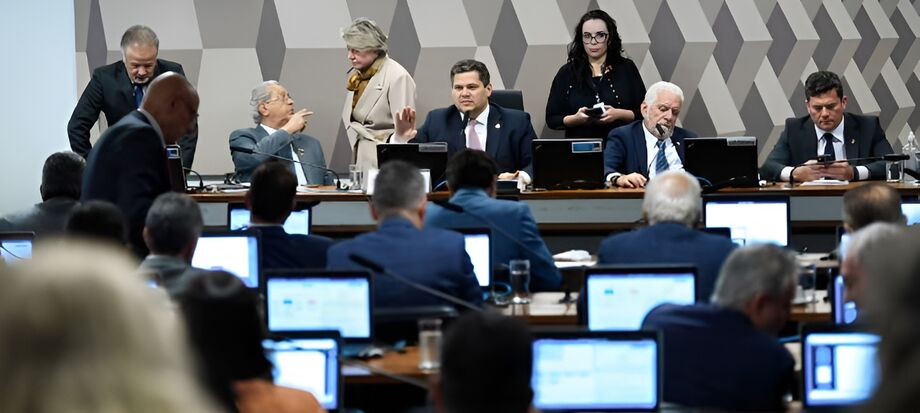Sessão da CCJ do Senado; ao centro, o presidente do colegiado, Davi Alcolumbre