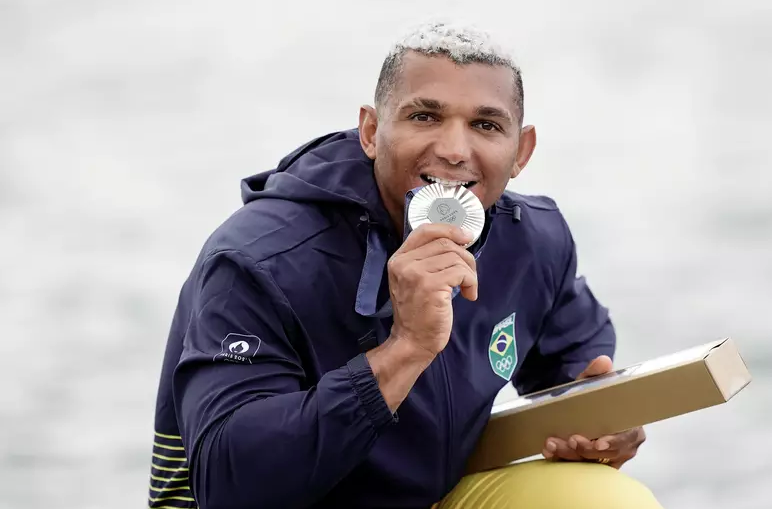 Isaquias Queiroz com a medalha de prata -
