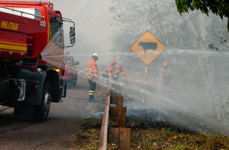 Fumaça densa reduziu visibilidade e impediu combate aéreo, além de atrapalhar tráfego na BR-262